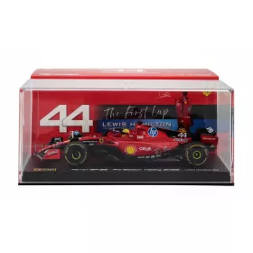   Burago - FERRARI F1  SF-23 TEAM SCUDERIA FERRARI HP N 44 TEST FIORANO 2025 LEWIS HAMILTON WITH SHOWCASE RED BLACK