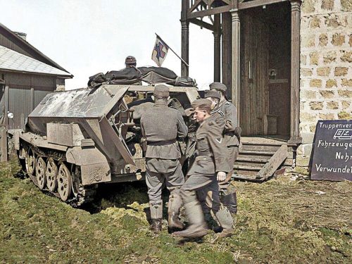 ICM - 'Krankenpanzerwagen' Sd.Kfz.251/8 Ausf.A , WWII German Ambulance with Military Medical Personnel