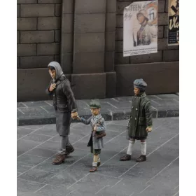 Royal Model - Mother with her children