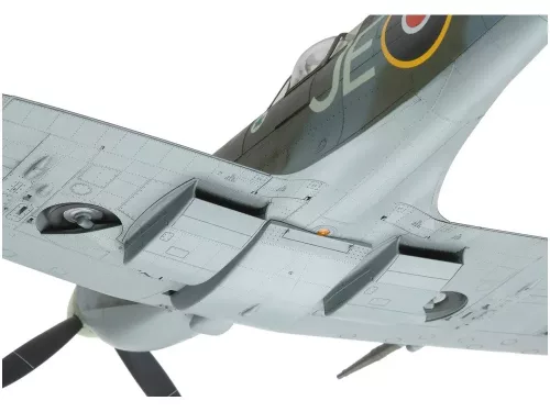 Tamiya - Spitfire Mk.Ixc - 2 figures repülő makett