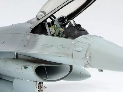 Tamiya - Lockeed F-16C (block 25/32) - Fighting Falcon ANG
